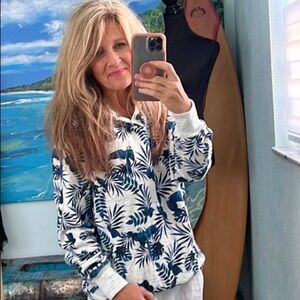 🦜Simons Le 31, Parrots, Parrots! Obsessed Over This Hoodie…Such A Cool Piece!🦜